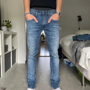 Blå Replay Anbass jeans - Tja, säljer dessa snygga replay Anbass jeansen🔥Mycket bra skick (inga defekter). Nypris ca 1800kr. Tveka inte med att höra av dig!!