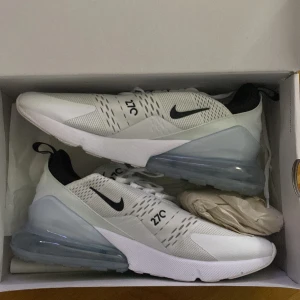 Nike Air Max 270 vita sneakers - Testade och certifierade ainastudsare. Med dessa kan du uppnå otroliga hastigheter. Tror inte du hade haft problem med att springa ifrån varken Usain Bolt eller Riksbanken med dessa skönheter på. Köptes nya från Zalando i början av min karriär som yrkeskriminell. Dessvärre klarade jag faktiskt gymnasiet och jobbar numera ett vanligt jobb, därav saknar jag behovet av dessa. Aldrig användna. Nypris 1600 (dvs 8 gram ladd).