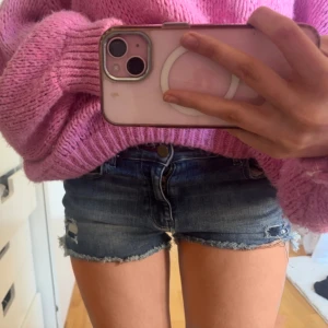 Blå jeansshorts😍😍 - Säljer de här sååå snygga lågmidjade shortsen från Scotch & soda, de är justerbara i midjan och perfekta nu när de blir sommar🥹🥹