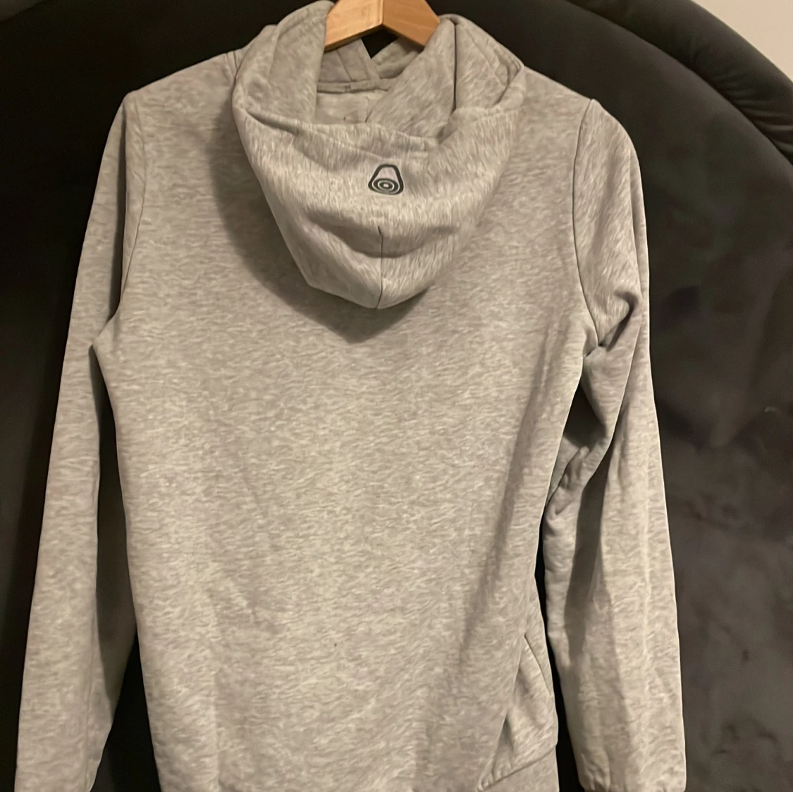 Grå hoodie från Sail Racing - 1