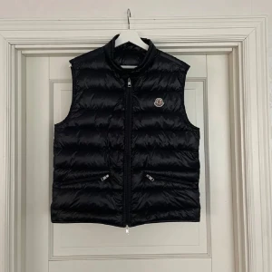 Moncler gui - Moncler gui väst storlek M/3 Helt ny, endast testad