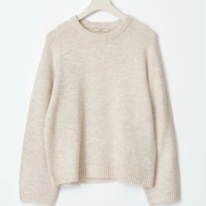 Beige stickad tröja  - Mysig beige stickad tröja från Gina Tricot. I storlek S och i skick 7/10🩷