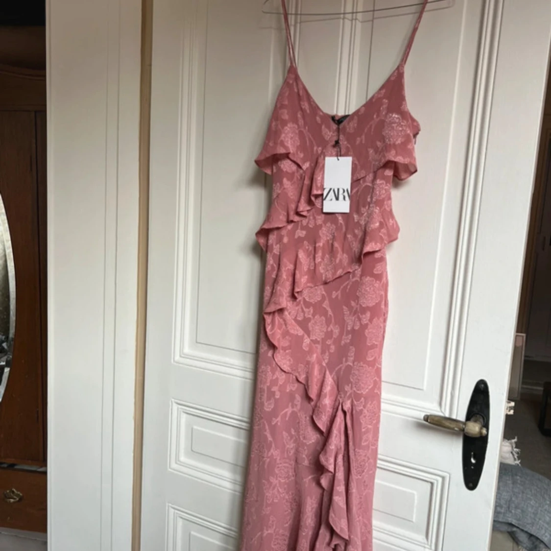 Rosa långklänning med volang från ZARA