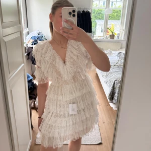 Student klänning - Helt ny student klänning från by malina med prislapp kvar, dvs aldrig använd! Nypris 2800. 