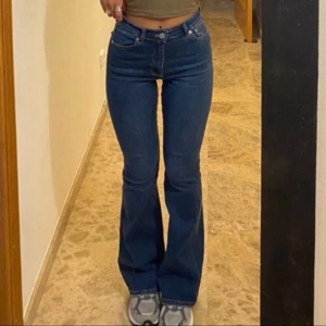 Blå bootcut jeans - Säljer ett par klassiska mid-rise blå bootcut jeans. Jeansen sitter som en smäck och är inte mycket använda. Säljer då de är för långa för mig.