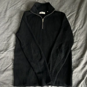 Svart Jack & Jones half zip - Svart half zip från Jack&Jones storlek M