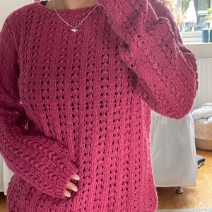 Rosa virkad tröja  - En rosa mysig grovt virkad tröja! Står varken storlek eller märke men skulle säga stl S⭐️