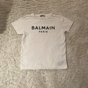 Balmain T-shirt - 12y, 165-170cm. Använd circka 7-8gånger. Mycket bra skick.