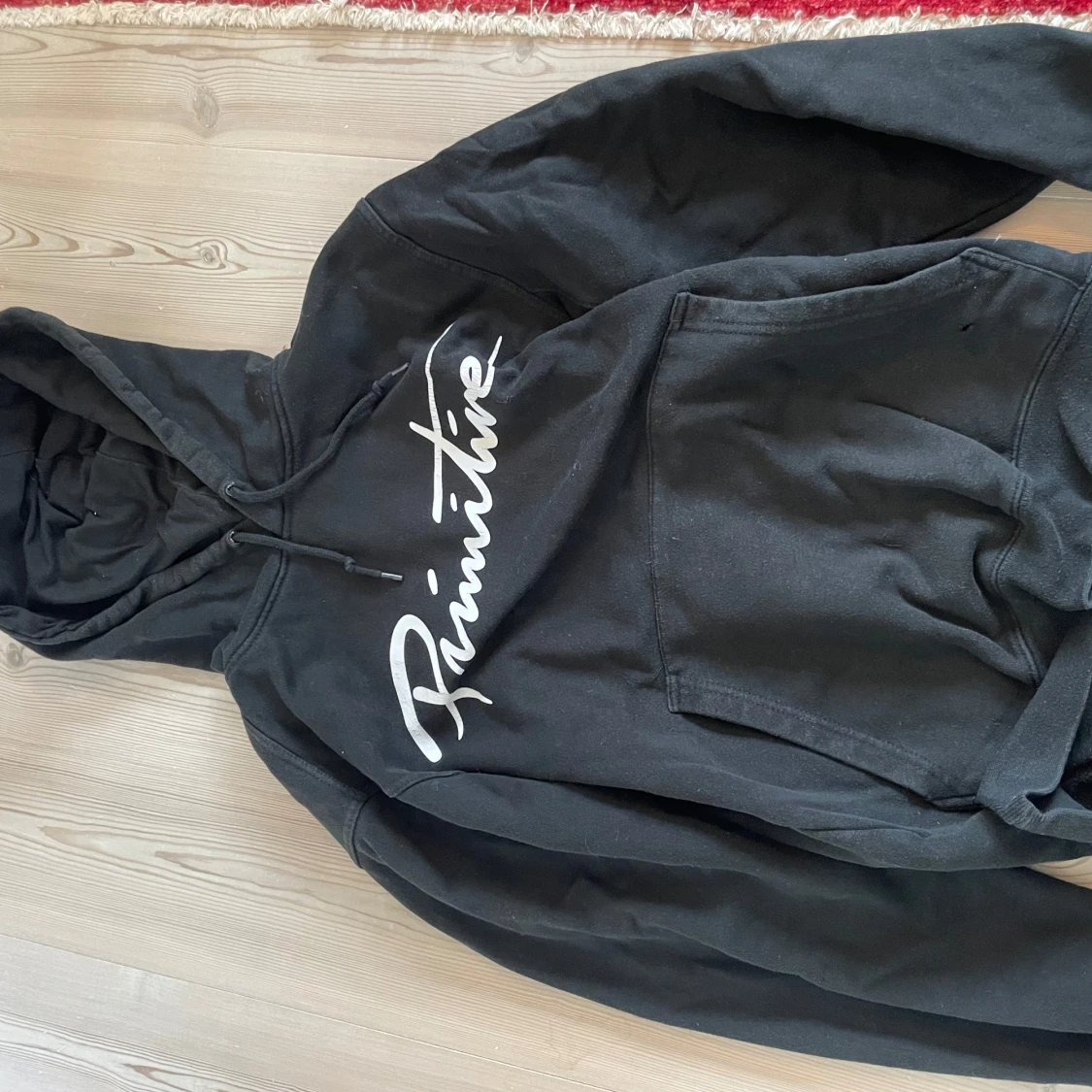 Svart hoodie från Primitive