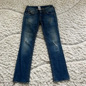 Blå straight/bootcut jeans från True Religion - Säljer dessa true Religion jeans, har aldrig använts💕(pris kan diskuteras)