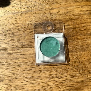 Coastal Scents ögonskugga Cornflower Blue - En singelögonskugga i färgen Cornflower Blue från Coastal Scents. Färgen är en klar blå-turkos nyans med matt finish. Kommer i en rund metallpanna och förpackad i en genomskinlig plastask.