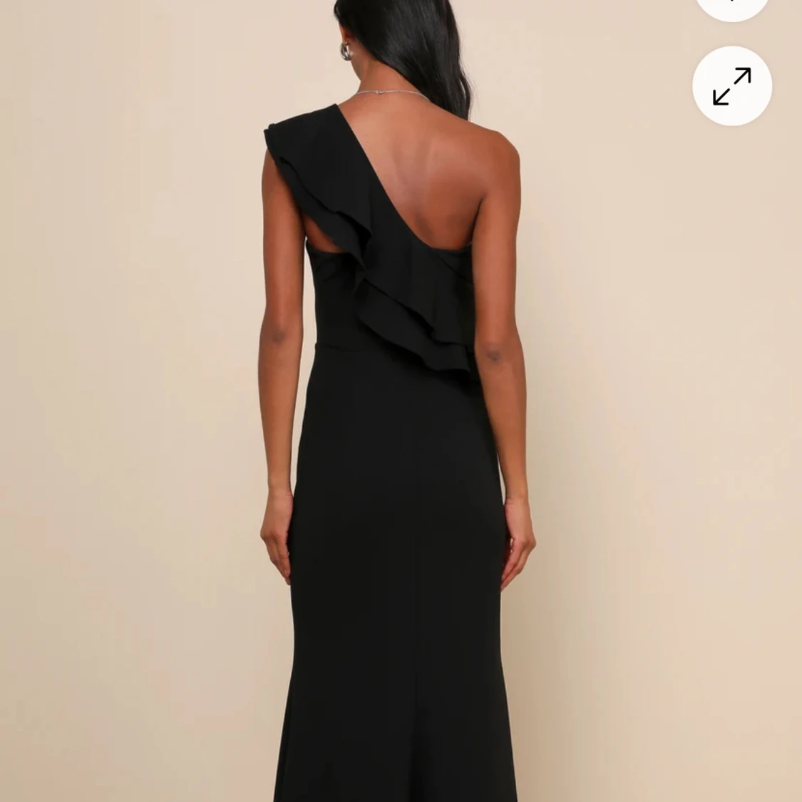 Svart långklänning med volang och oneshoulder - 1