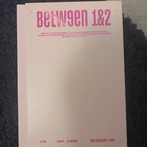 Between 1&2 - Upptäck 'Between 1&2', 11:e mini albumet från en populär K-popgrupp. Perfekt för dig som älskar musik, snygg design och samlarobjekt. Albumet innehåller flera låtar och är ett måste för fans av koreansk popkultur.