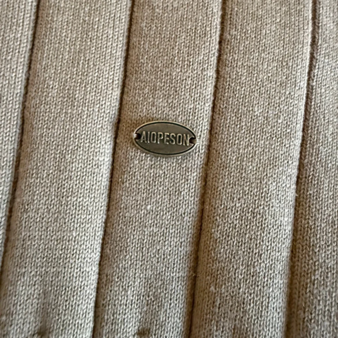 Beige stickad tröja med dragkedja från Aiopeson - 2