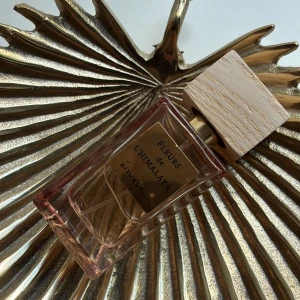 Fleurs de l'Himalaya Eau de Parfum från Rituals - Elegant parfymflaska i glas med svagt rosa ton och lyxig guldig etikett. Doften heter Fleurs de l'Himalaya och kommer från Rituals.