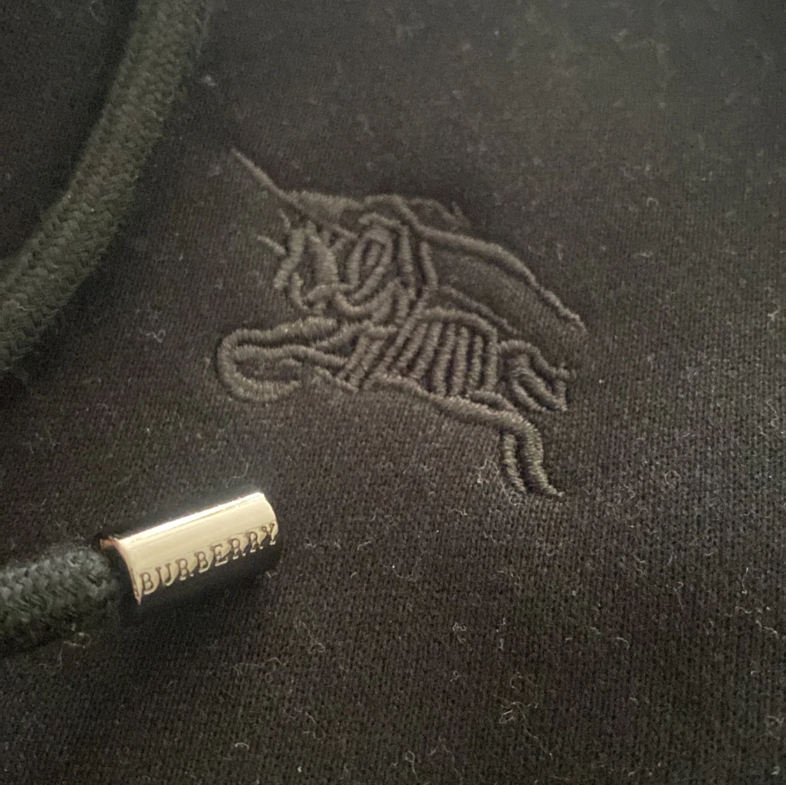 Svart hoodie från Burberry med dragkedja - 2