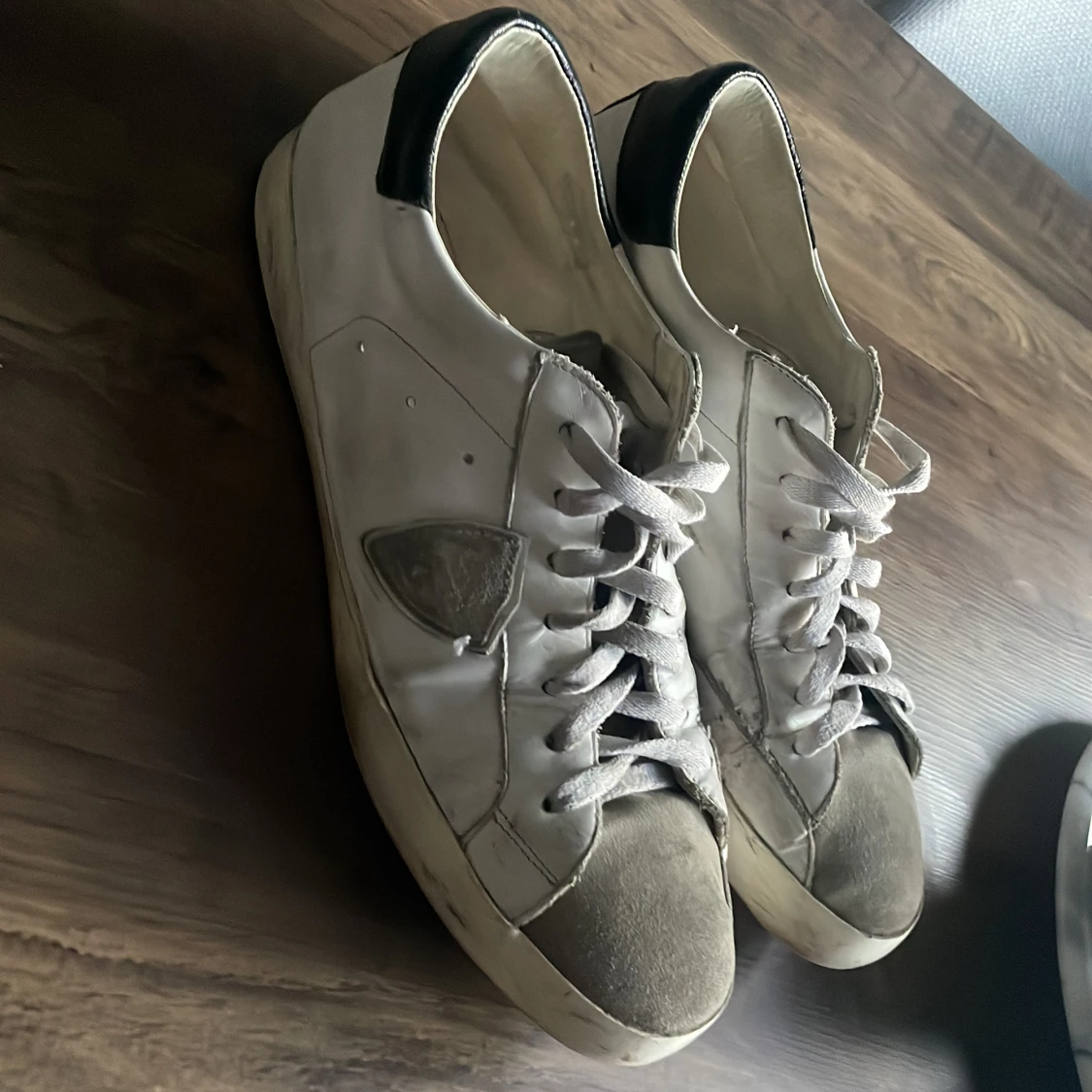 Vita sneakers från Philippe Model med grå detaljer - 1