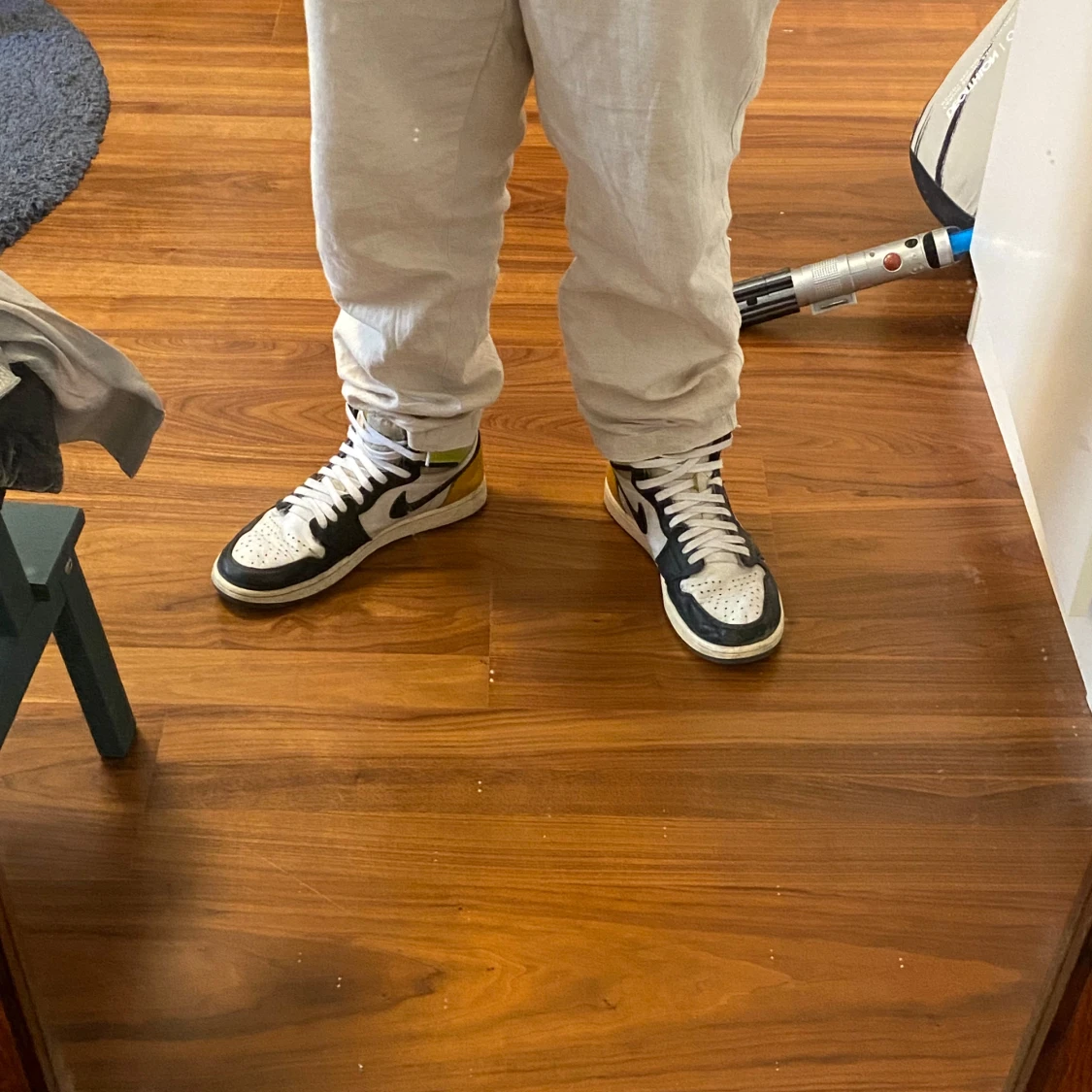 Nike Air Jordans med svart, vit och gul detalj - 2