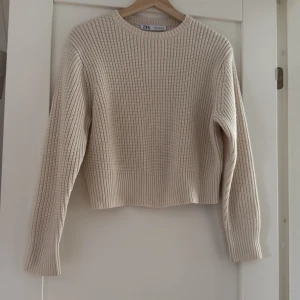 Beige stickad tröja från Zara - Säljer en beige stickad tröja från Zara i storlek XS. Passat till allt ❤️🙌🏼