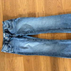 Jeans i storlek 158 från Gina Young - Ljusblåa jeans från Gina Young. De är i storlek 158, perfekt i längd för dig som är kort! De är inte använda så mycket och är i väldigt bra skick. De är i modellen ”scandi low waist bootcut”.