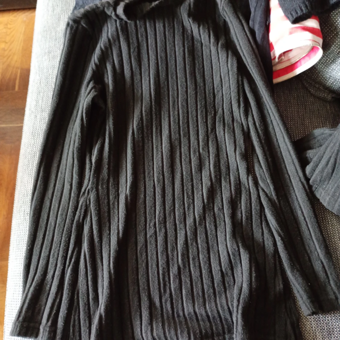 Svart ribbad Tröja med byxor stl L  - 1