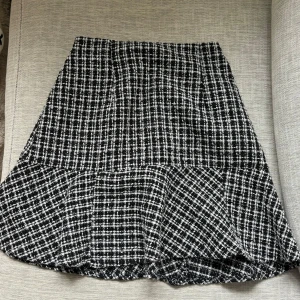 Svartvit rutig kjol med volang - Säljer en svartvit rutig kjol med volang nertill