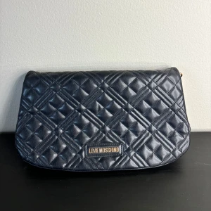 Love Moschino - Använd men fint skick. 2021 kollektion och säljs ej mer. Perfekt storlek. Nypris : runt 1400