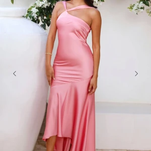 Rosa balklänning med öppen rygg - Så snygg och elegant balklänning med rosett i ryggen. Helt ny med prislapp på, sjukt fin korall rosa färg. Skriv för egna bilder🫶🫶