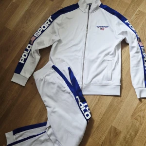 Zip tröja vit RL och vit byxa till I RL - Stl 168/170,,,,i Ralph Lauren,,,använts men i fint skick ,,,Nypris 1800kr,,säljer båda för 300kr