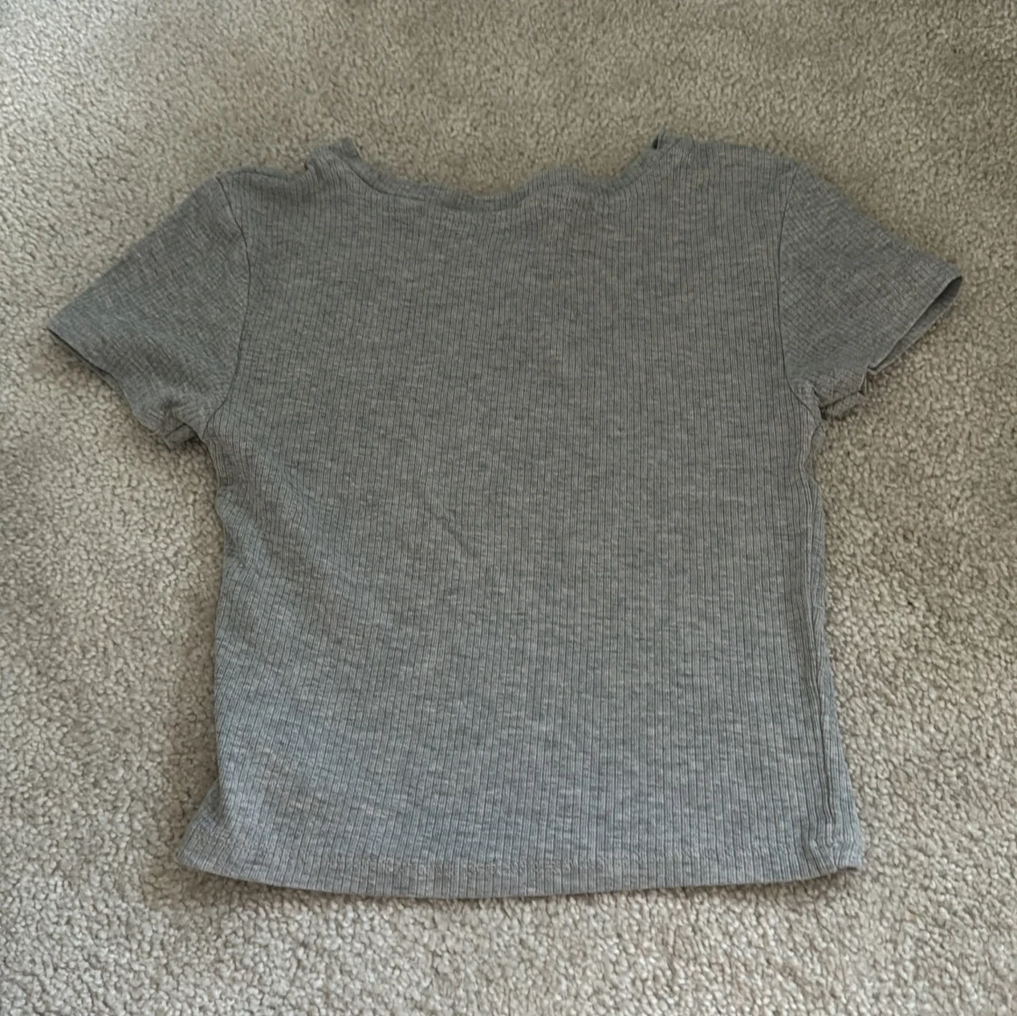 Grå ribbad t-shirt - 1