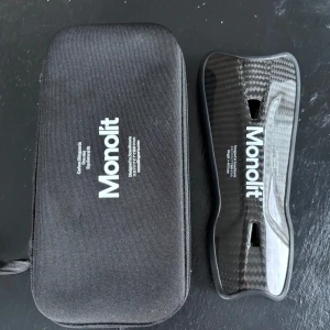 Monolit benskyd - Säljer ett par Monolit benskydd i storlek 19 cm, dem är bara använda några gånger, för att jag slutade på fotboll.