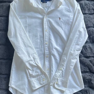 Ralph lauren skjorta - Säljer denna skitfeta ralph lauren skjortan! | Storlek M. | Passar från nobelmiddag till utekväll😉. | Inga defekter. | Släng iväg en signal vid funderingar så svarar jag snabbt. |