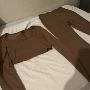 Två del sett  - Säljer en brun croppad långärmad topp med byxor. Jötte fin och bekvämt sett 