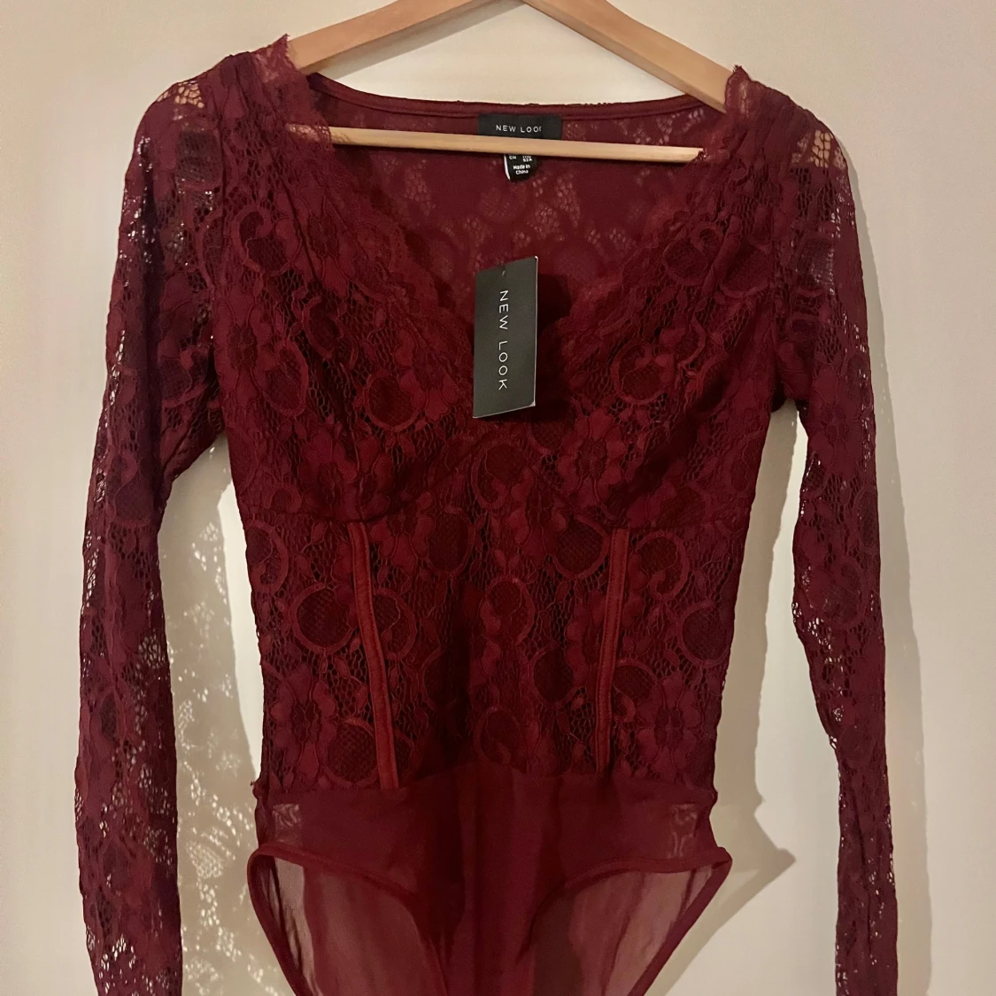 Vinröd spetsbody - 2