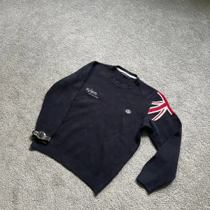 Henri Lloyd tröja - Tjena! Säljer nu denna feta Henri Loyd tröjan i storlek M. Synligt använd (Liten fläck på ena ärmen) Går förmodligen bort i tvätten. Annars i väldigt bra skick. Nypris ca 2000kr. Hör av dig 🤙 