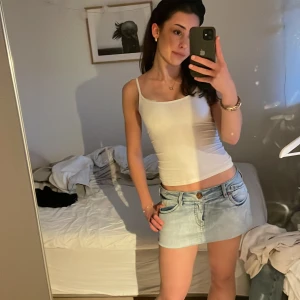 Ljusblå jeanskjol från Only - Skitsnygg lågmidjad ljusblå jeanskjol från Only köpt secund hand💗säljer pga lite för stor för mig. Fullängd på andra bilden men går ju att klippa såklart, strl medium 