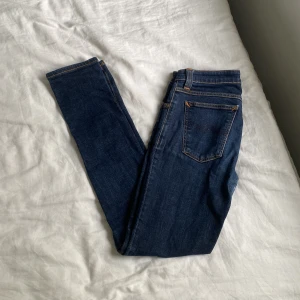 Nudie 30 32 - Säljer nu dessa sjukt snygga Nudie jeans, inga defekter. Lägsta pris är angivet 225 kr gäller vill bara bli av med dom.