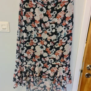 Blommig volangklänning från Days Like This - Supersöt blommig kjol från Days Like This med volangdetaljer nertill. . Perfekt för dig som gillar romantisk stil och vill sticka ut.