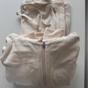 Mjukis set från gina aldrig använts - Byxorna är vida vid benen, oanvända , krämvita