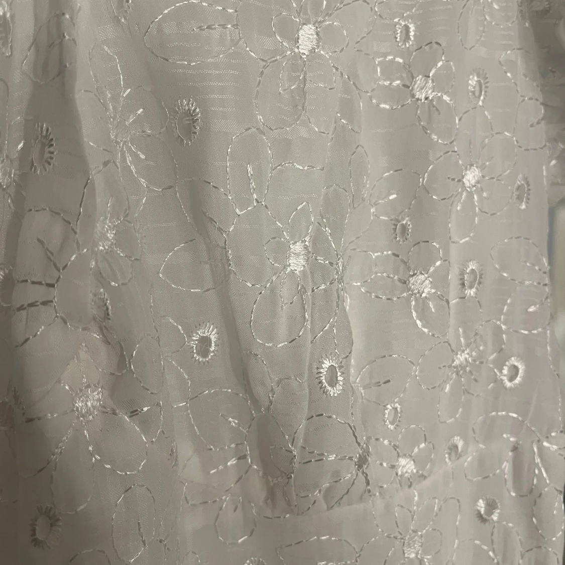 Vit blommig klänning från LoNESS - 4