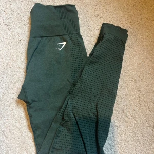Gröna gymshark tights - Säljer då jag har för mycket träningstights och dessa kommer ej till användning. Fina i skicket och sitter bra på kroppen! Ev något små i storlek! Men jag har S i vanliga fall och dessa funkar fint :)