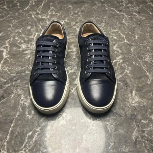 Mörkblå skor från Lanvin - Säljer ett par sjukt snygga matta lanvin skor i uk6. Skick 9/10 nästan som nya, hör gärna av er vid fler frågor mvh.