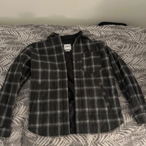 Fem olika overshirts svajpa för att se dom olika alternativen  - Säljer 5 olika sprillans nya overshirts 2 för 300kr, 1 för 200kr passa på att beställa. Jackan har stora fickor och raka ärmar, perfekt för en stilren look.