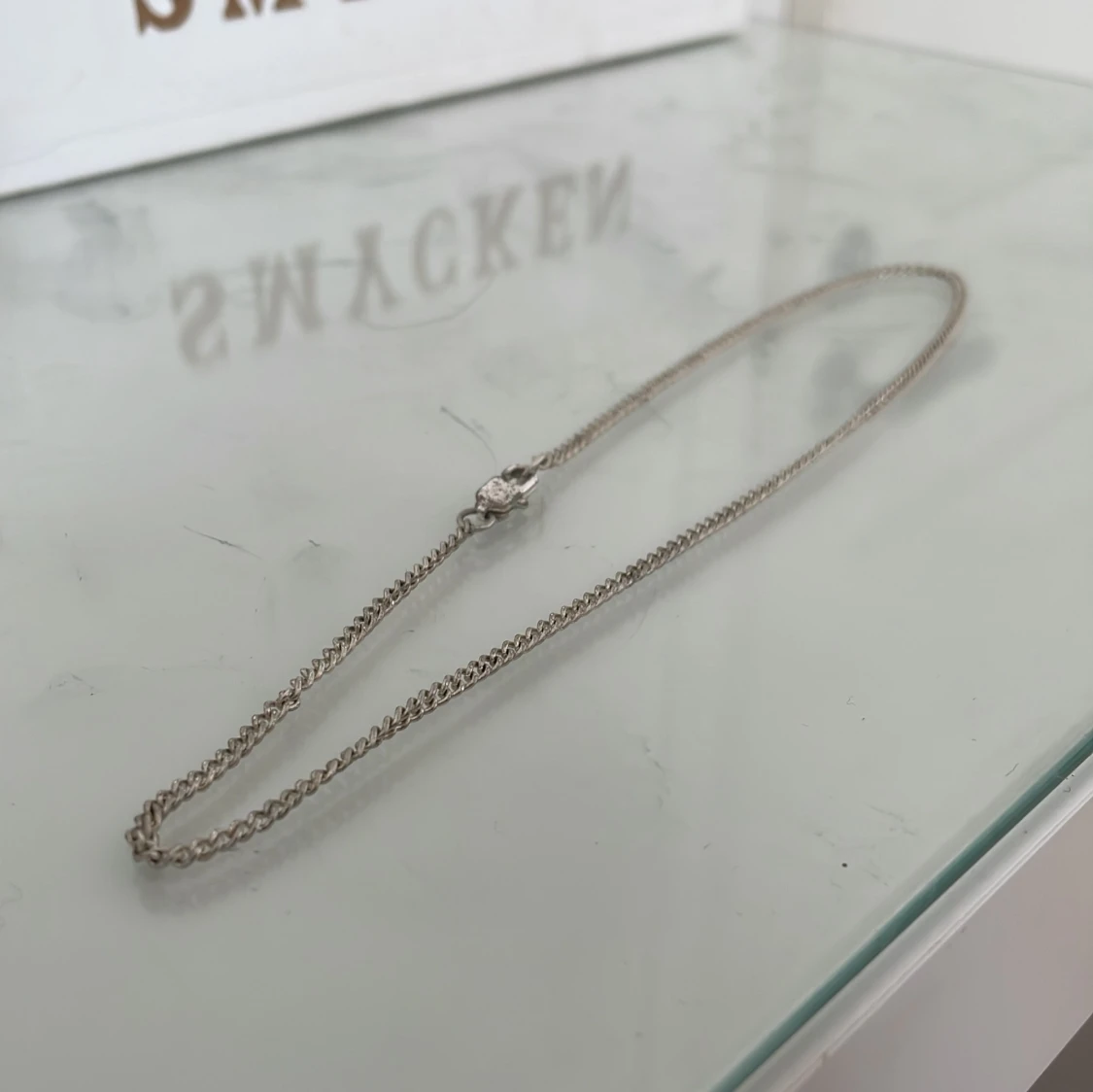 Silverfärgat halsband med kedjedesign - 1