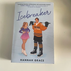 Icebreaker - En charmig och rolig bok om en konståkare och en hockeyspelare som möts på isen. Perfekt för dig som gillar sport, romantik och starka karaktärer. Omslaget har en modern, ungdomlig stil som lockar unga vuxna.