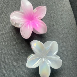 Hårklåmma blomma  - Säljer 2 st populära hårklåmmor som är oanvända! Köp 1 för 15 kr eller båda två för 20 kr 💘💘 