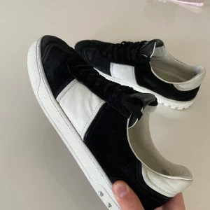 Valentino flycrew  - Säljer ett par svarta valentino flycrew. Skorna är i 42 men passar också 43. På skorna är endast 2 nitar totalt borta.