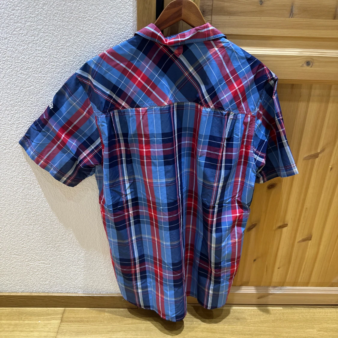 Rutig kortärmad skjorta i blått och rött - 1