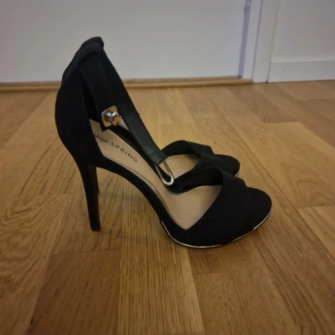 Svarta klackskor med öppen tå från Spring - 1