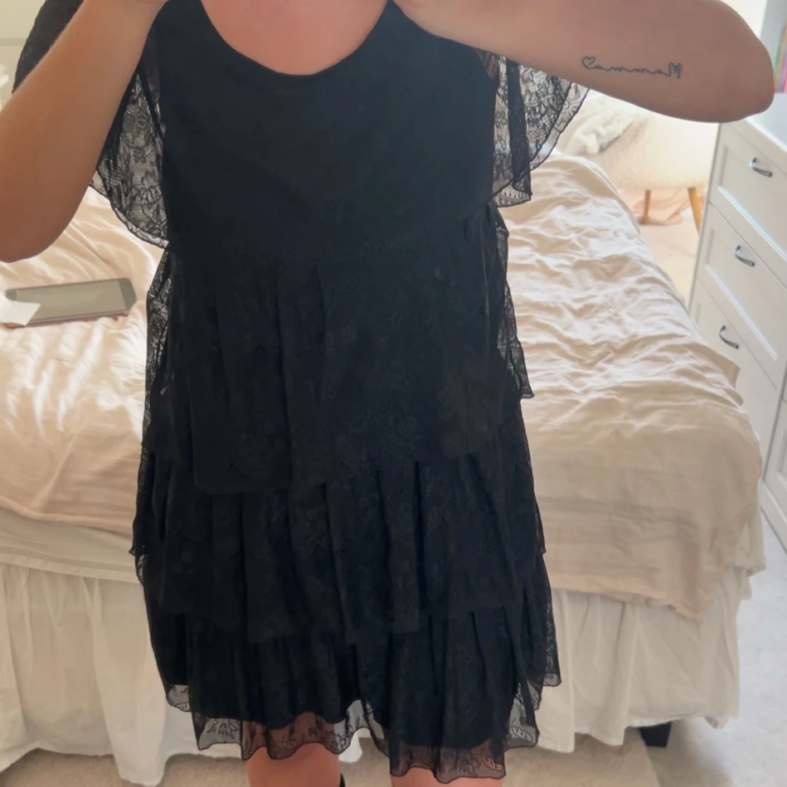 Svart volangklänning med spetsdetaljer - 1